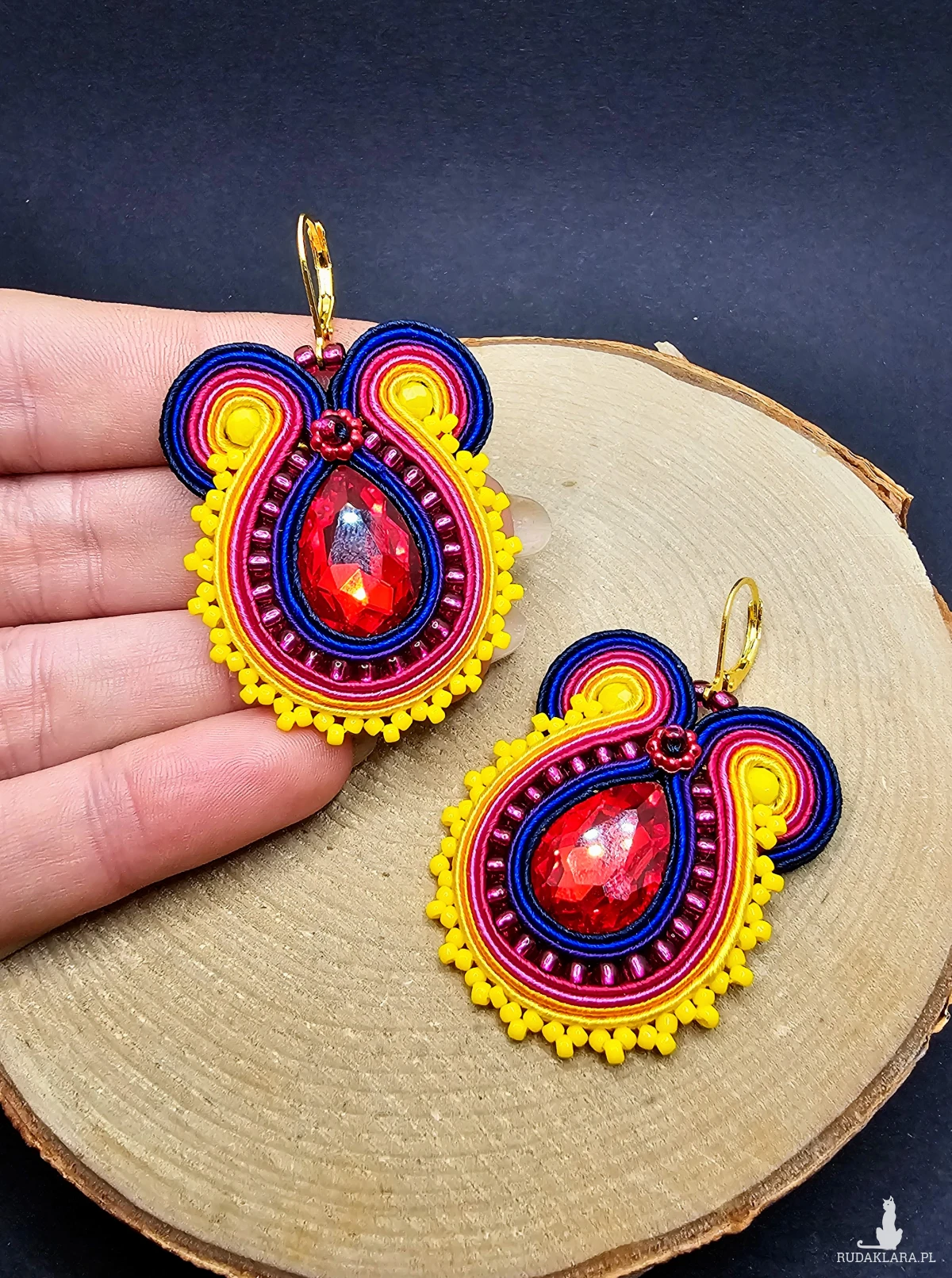 Kolorowe  błyszczące kolczyki sutasz